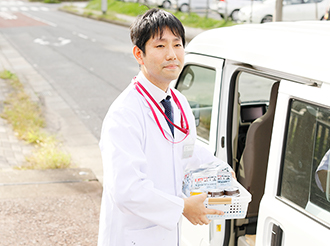 在宅訪問中の薬剤師