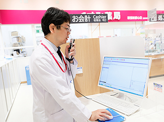 音声認識薬歴作成システムを使用する薬剤師