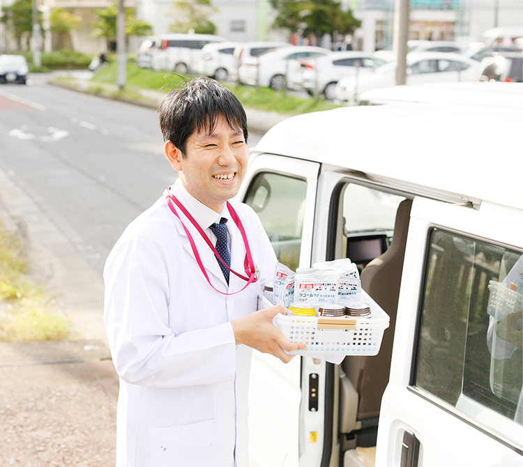 自動車で在宅訪問中の安部