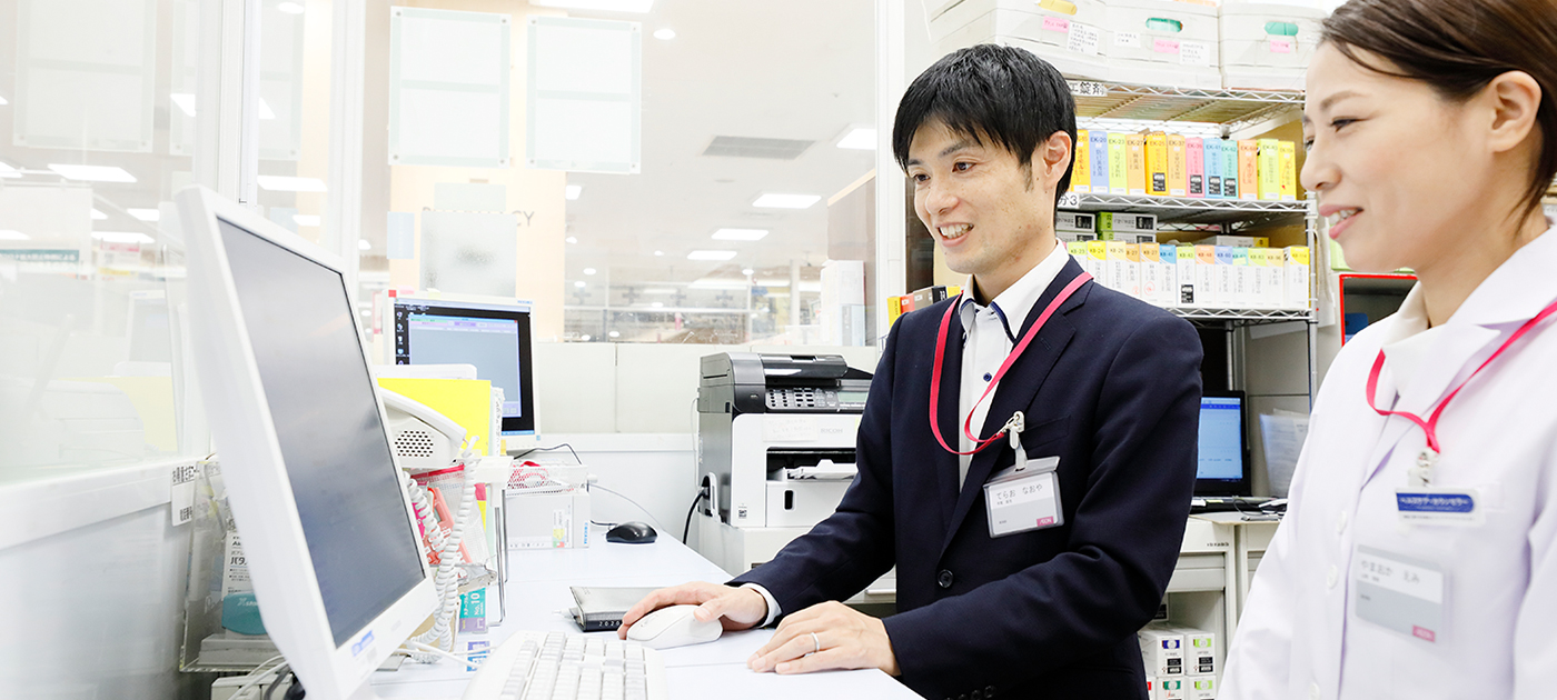 管理薬剤師と話をする寺尾