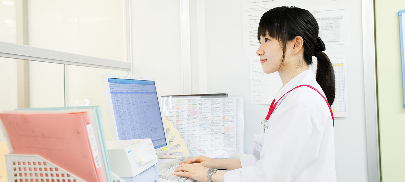 レセコンPCを操作中の池田